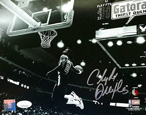 Clyde Drexler Autographing Portland Trail Blazers 8x10 B / W Dunk Photo- JSA W - AUTOGREM NBA Photos