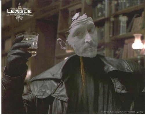 Tony Curran kao Nevidljivi čovek u Ligi izvanrednog gospodina koji drži staklo 8 x 10 fotografija