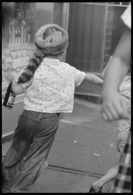 IstorijskiFindings Foto: Mladi dečak koji nosi rakunski šešir i držanje staklene boce Pepsi Cola, 1956