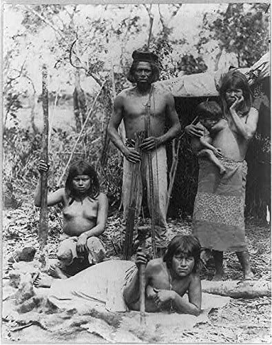 HistoricalFindings fotografija: Indijska porodica,Brazil,Južna Amerika, koliba, žene,muškarac, luk & Arrows, 1890-1923, beba